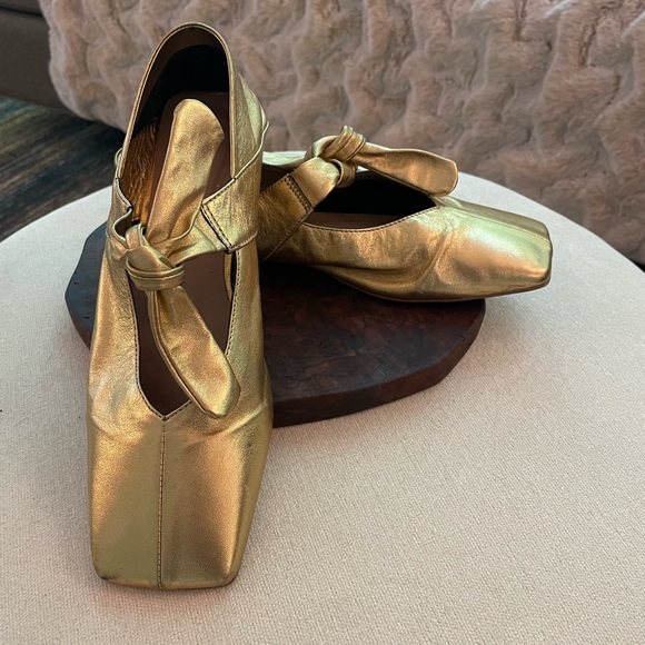 Shoes - Gold Mary Jane Flats with bow tie by Vicenza in gold. Size 36 from Anthropologie